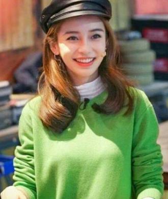 杨颖穿绿毛衣 黑帽子录制《机器人争霸》,充分