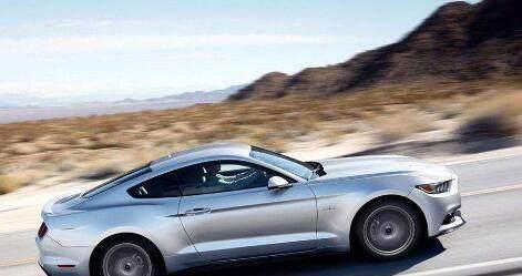 路边偶遇一辆豪车, 但颜色却有点奇怪, 车身上的字更是让路人好奇