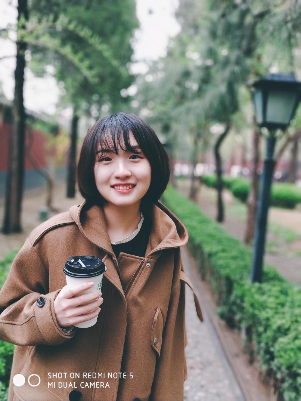 想搞懂AI双摄是什么, 看这位女生的照片就明白