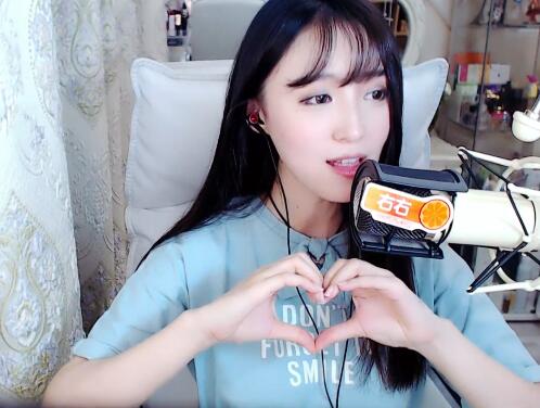 斗鱼DOTA区空降新主播素右右 人美歌甜身材