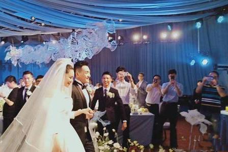 张馨予婚礼现场梦幻浪漫,动情表白何捷就是自