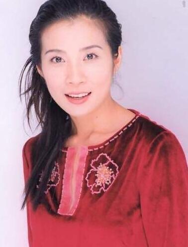 50岁岳翎美貌依旧,初吻献给刘德华,如今隐退娱乐圈相夫教子