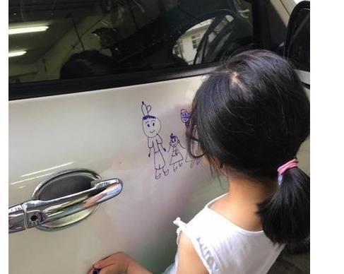 爱画画的8岁女孩调皮在自家车上画画,这一幕爸