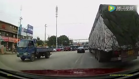 女司机与电动车对峙不下，一脚油门撞了上去