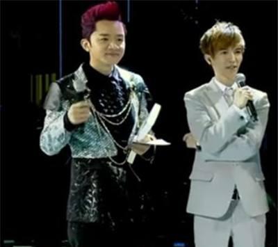 这俩著名的矮个子, 一个开夏利抱得美人归, 另一个开豪车却被调侃