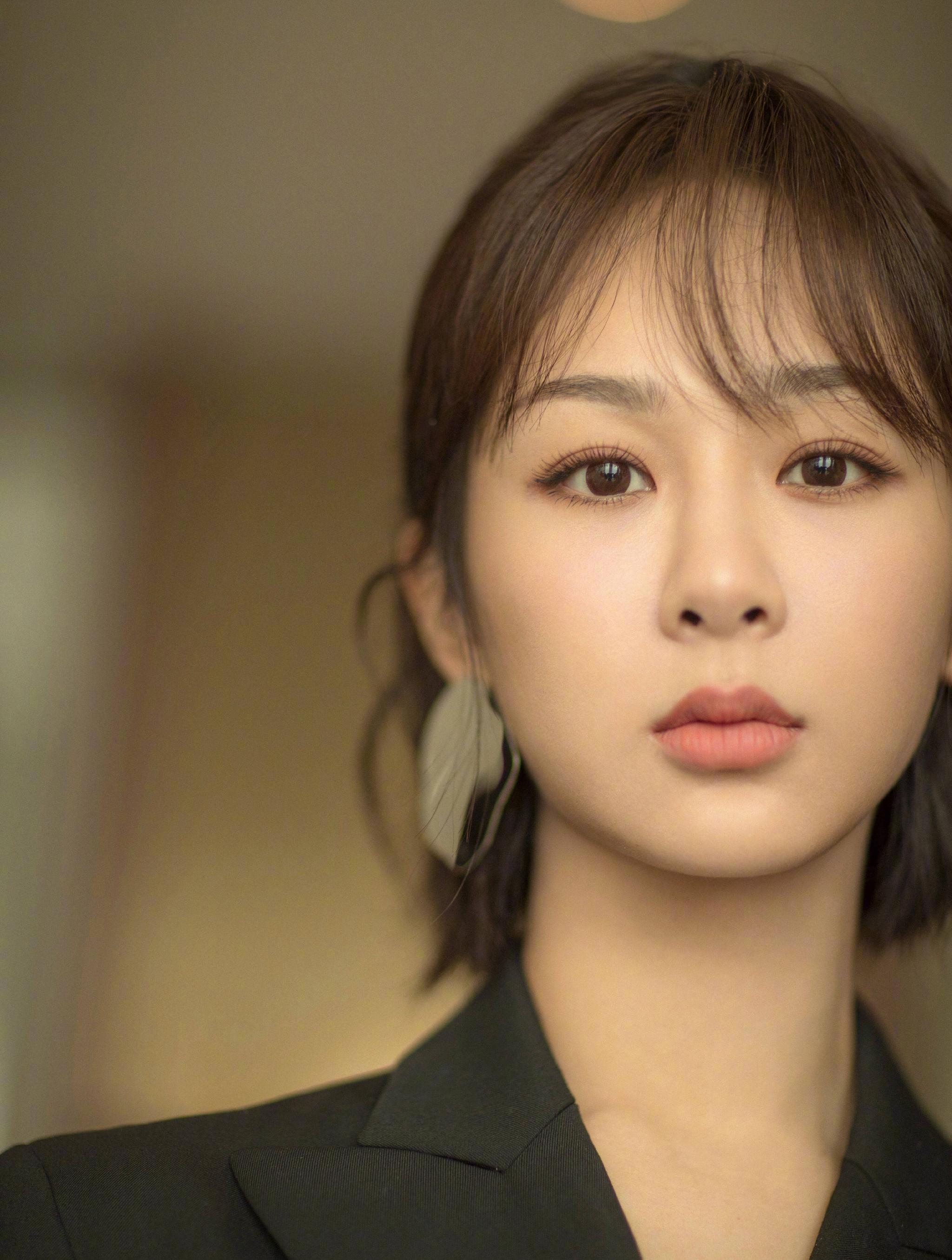 杨紫晒韩国一日游,穗禾甜蜜回复,网友:邓伦已哭