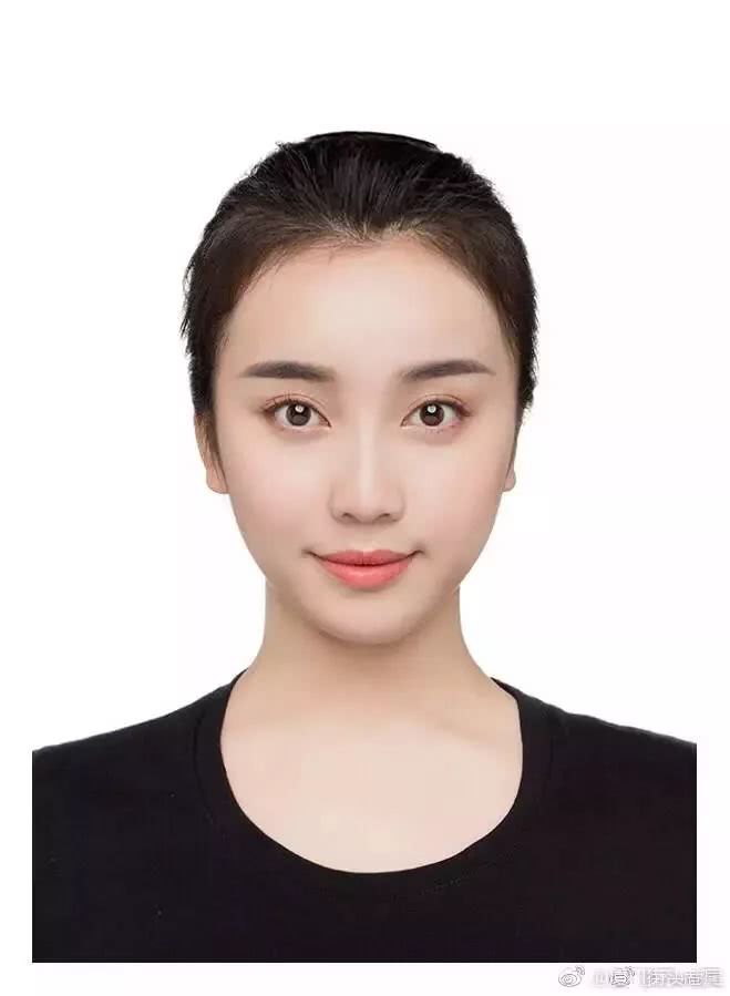 先看看 证件照!