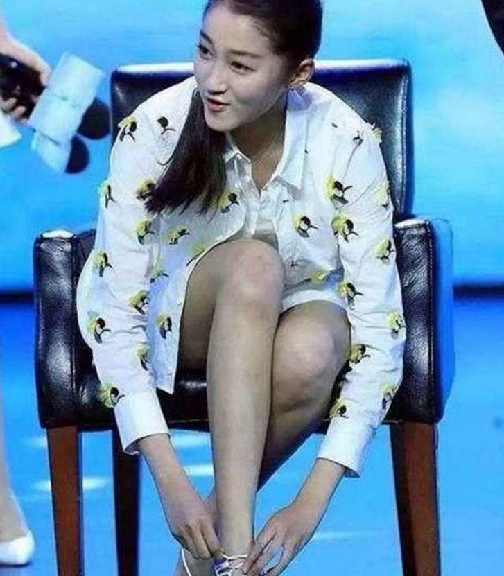 女星防走光: 迪丽热巴用手捂, 关晓彤腿夹紧, 赵