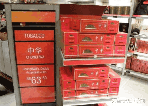 中国游客在日本免税店排队购买茅台和中华香烟
