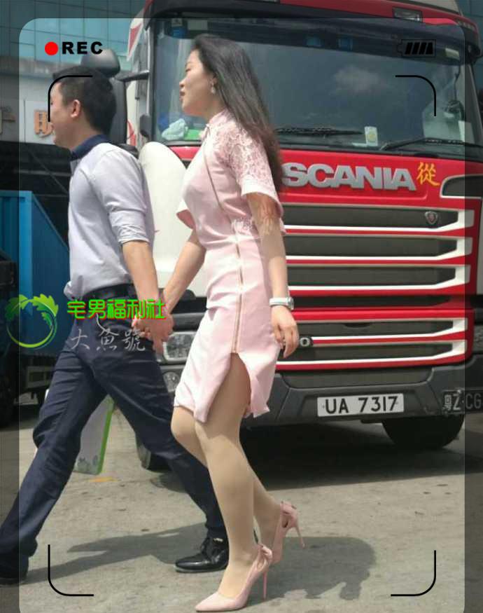 街拍 开叉短裙肉丝高跟牵手笑呵呵!
