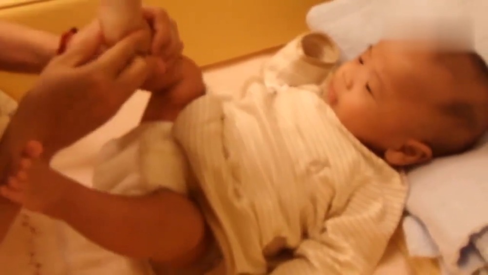专业婴儿按摩师示范新生儿宝宝抚触，宝宝超配合全程微笑！  ​