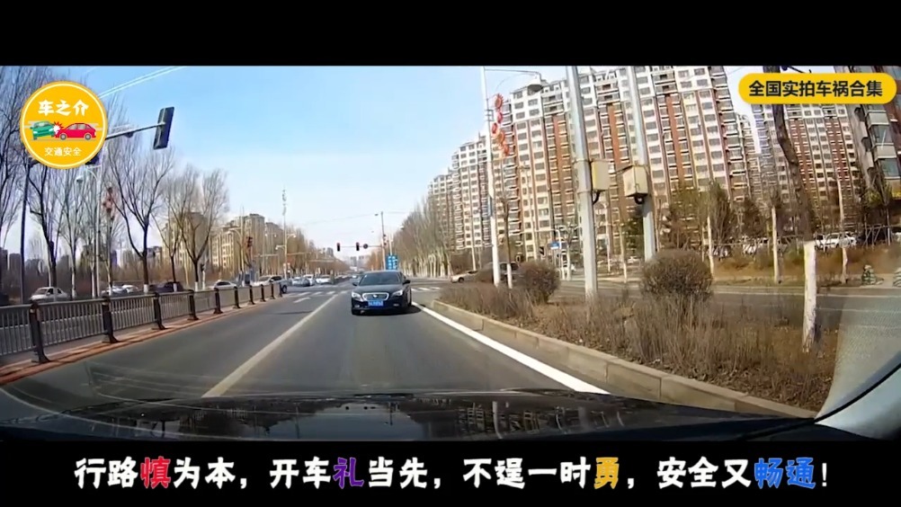 骑电动车在马路上乱窜，连头都懒得回一下，以为没人敢撞他，记录仪拍下小伙作...