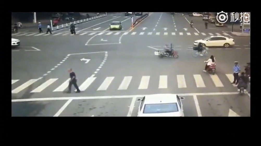 电动车无视交警闯红灯，惨遭小轿车猛烈撞击，监控拍下这惨烈一幕 全球汽车 ...