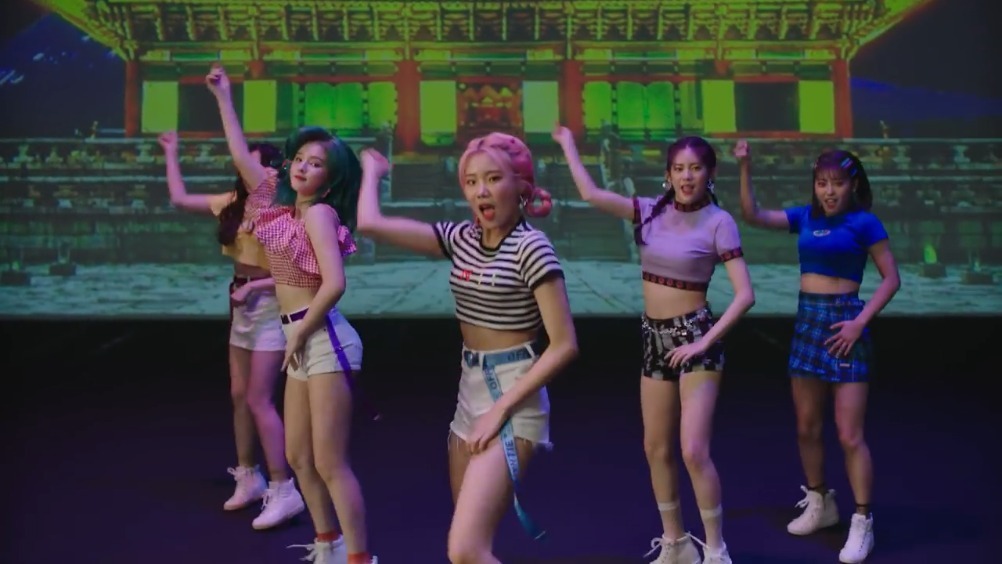 7月17日，MOMOLAND组合的《BAAM》特别版视频...