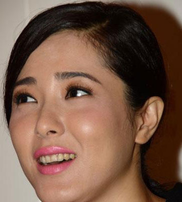 美女，张口一笑露黄牙却大煞风景!