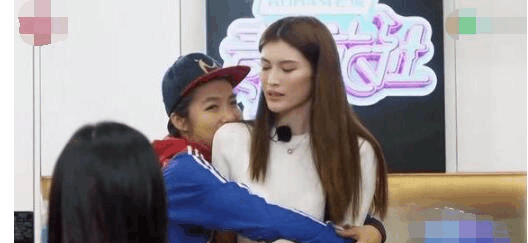 《青春旅社》何穗李静太欺负人, 一把推开秋老师, 还让她下跪