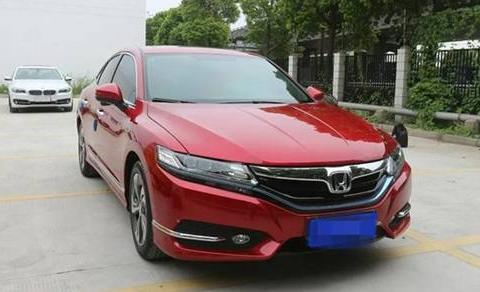 买迈腾后悔了！这车比他拉风十倍，降2万5仅15万5，2.0L油耗6.8