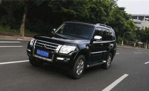 川藏线上的这一撞，就能看出国产越野车的威力!