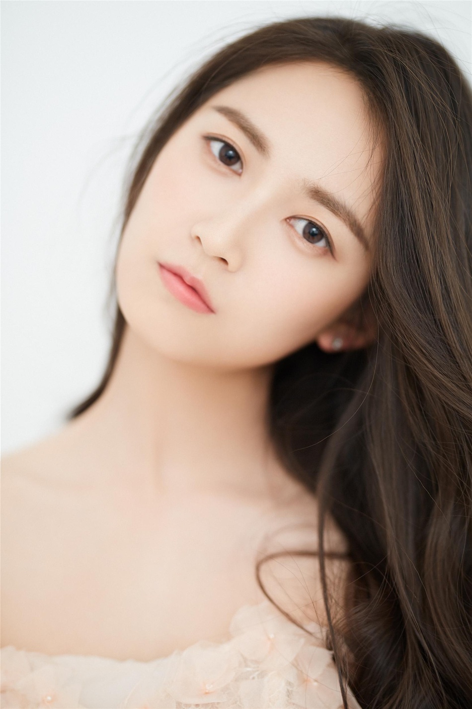 陈钰琪的一组甜美写真。一头微卷长发随意飘舞，青春灵动