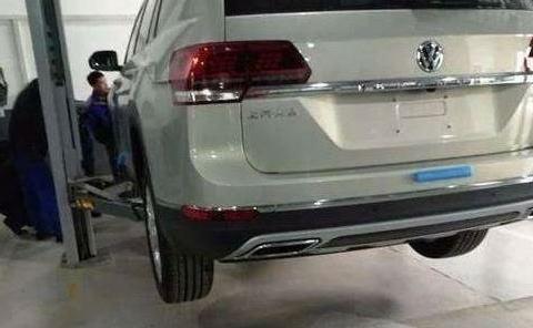 李先生买车准备付款,打开车头盖板看到里面时,立马走人