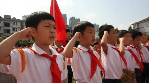 在红领巾上印万达广告!校长被处分,菏泽万达总