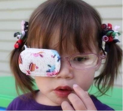 为什么有些儿童戴眼镜时,有一只眼睛要用布遮