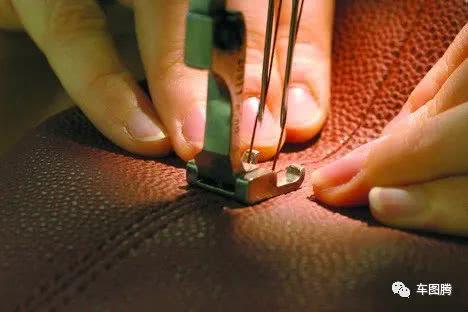 豪车总讲究纯手工，难道21世纪的机器还赶不上敲敲打打吗？