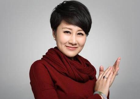 同样是母亲级演员,潘虹蔡明优雅老去,她却依靠