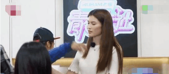 《青春旅社》何穗李静太欺负人, 一把推开秋老师, 还让她下跪