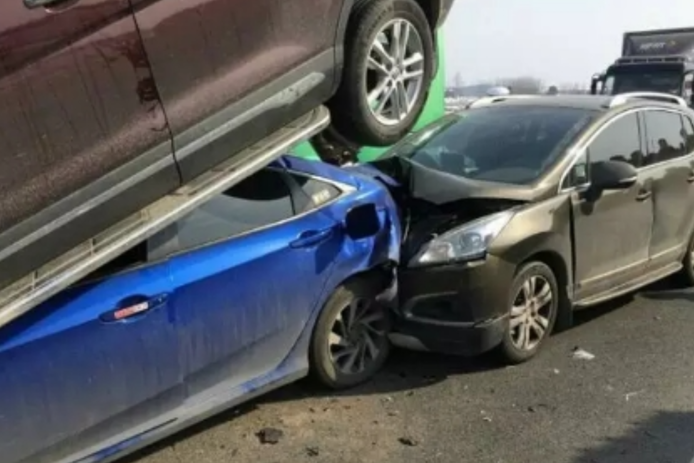 一场事故后，本田思域被夹成炸鸡汉堡，嘎巴脆