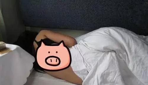 列车上中铺男子看到下铺妹纸睡觉当场急了,无