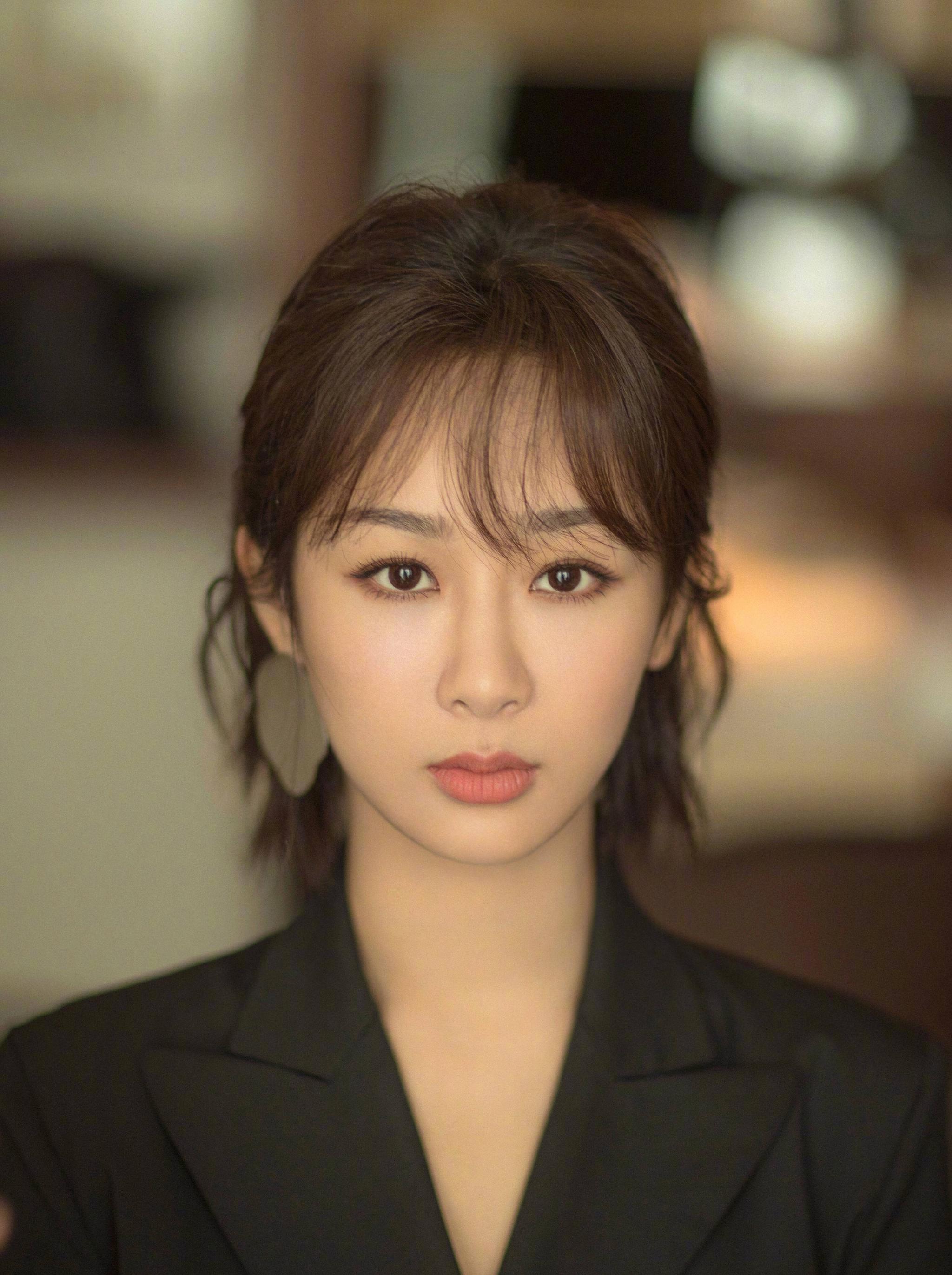 杨紫晒韩国一日游,穗禾甜蜜回复,网友:邓伦已哭