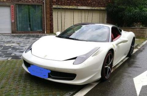 小伙花一个月工资租辆法拉利458，开回家中朋友们也跟着沾光