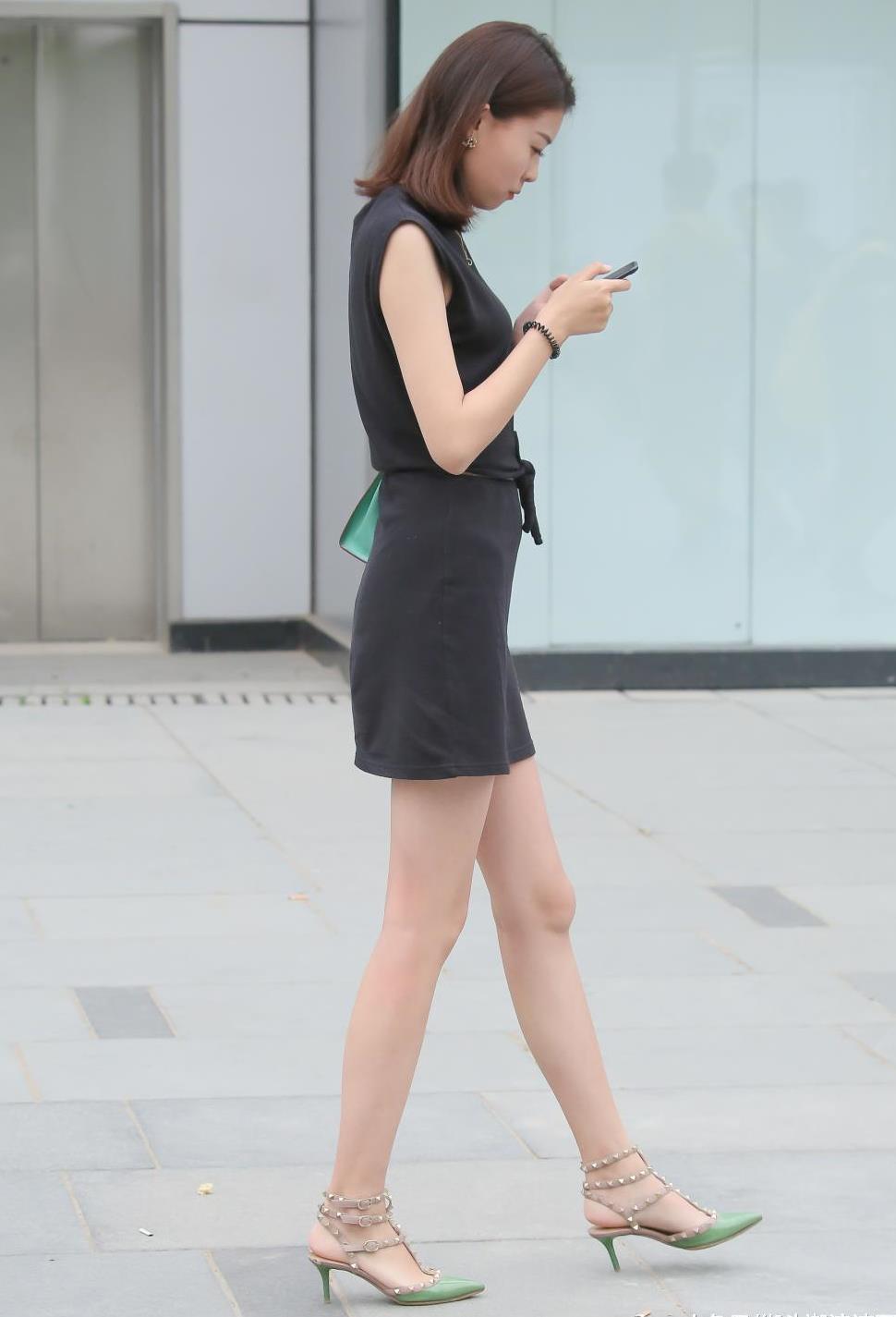 街拍: 修身短裙和尖头高跟鞋, 让大长腿姑娘看起来更有骨感美