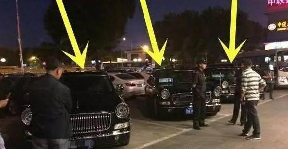 3辆红旗停在夜店门口, 霸占6个车位, 旁边的迈巴赫毫无亮点可言!