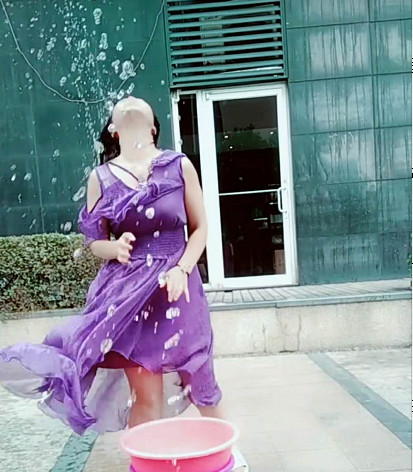大姐在家里面表演洗头,裙子全部都湿完了.