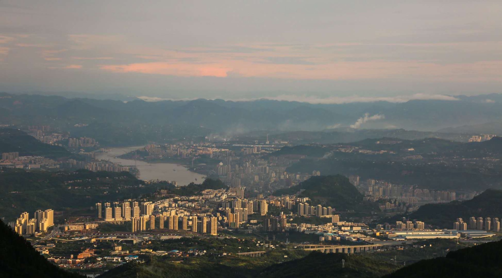 震撼山顶俯瞰重庆万州高楼大厦云雾缭绕夕阳西下你喜欢吗