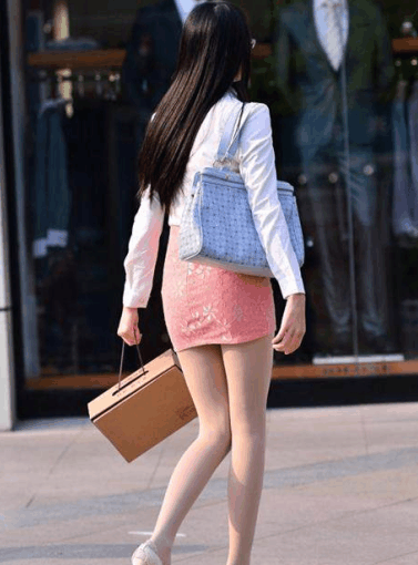 街拍: 穿着高跟鞋的长发美女, 高贵范十足!