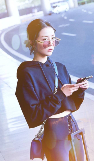 杨幂旗下艺人李溪芮晒素颜照,睡眼朦胧青春十