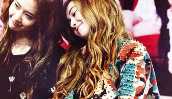 允儿Jessica隔空比心神同步,是巧合还是互动?