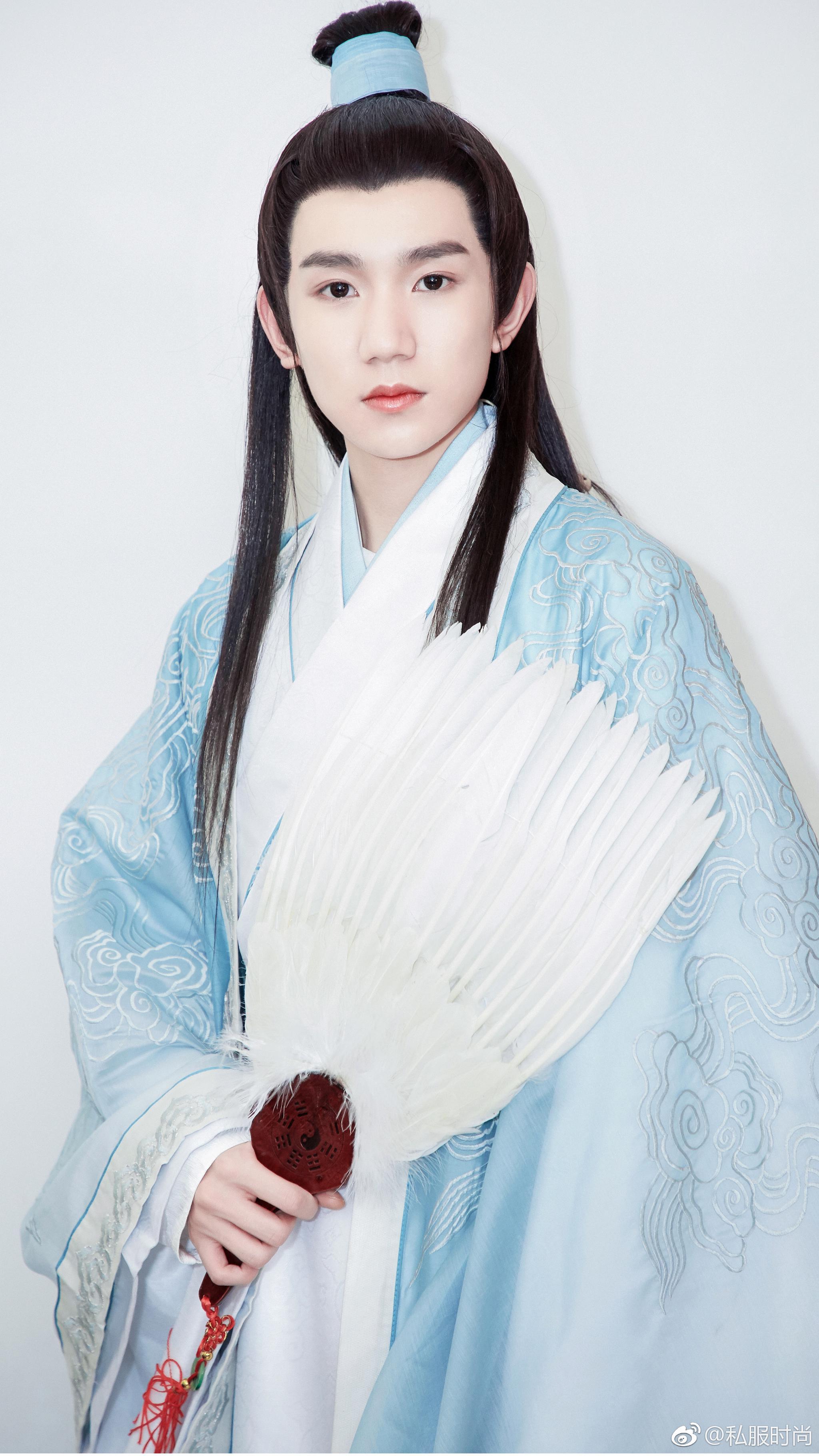 王源古装造型,俊朗帅气,眉目如画,简直就是翩翩公子.
