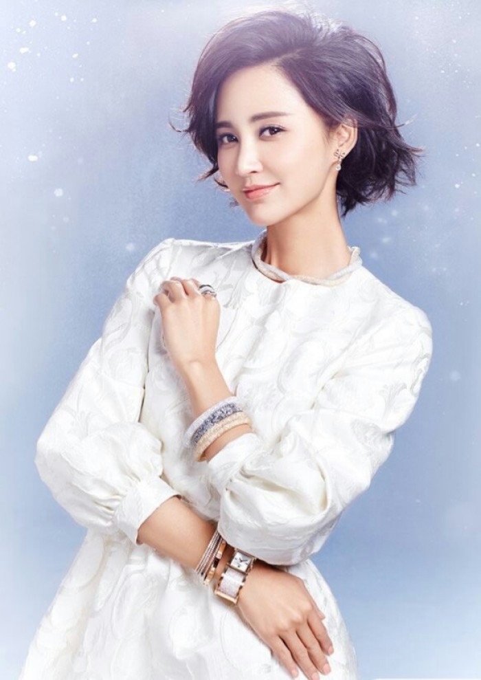 张歆艺挺孕肚出席活动面部圆润,不少粉丝点赞:准妈妈的样子真美