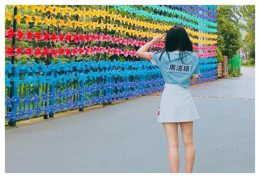 周洁琼也太疯狂了,裙子只穿了一半,网友:奶奶