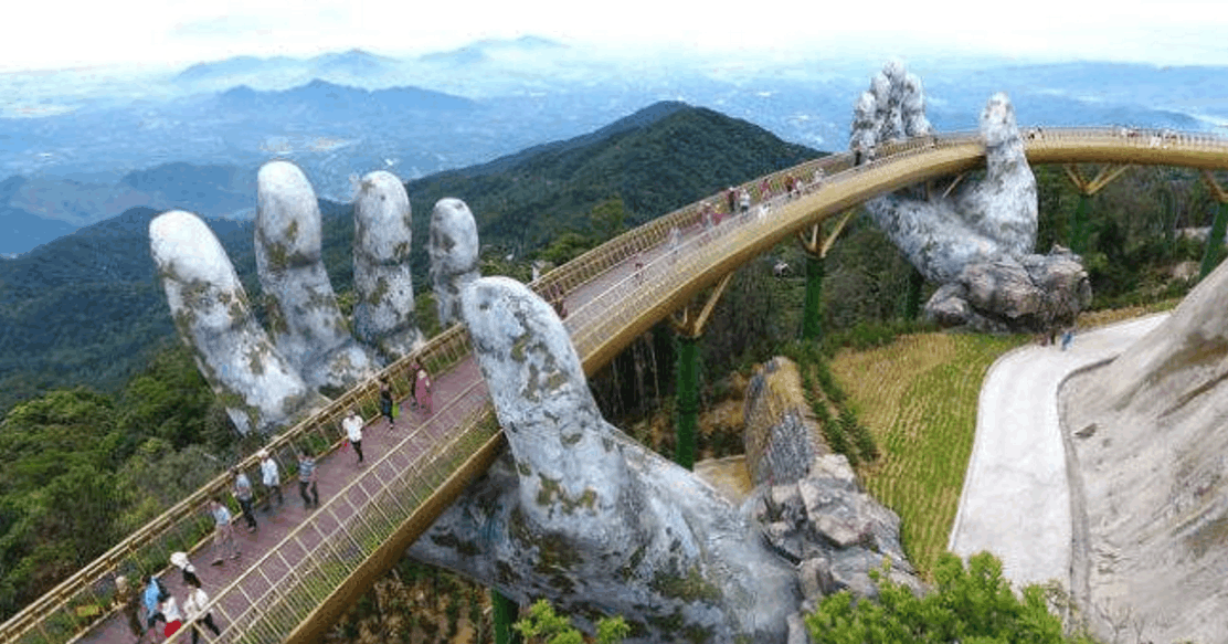 越南岘港一处网红景点，1400米高空的佛手捧金桥，行人在云端行走