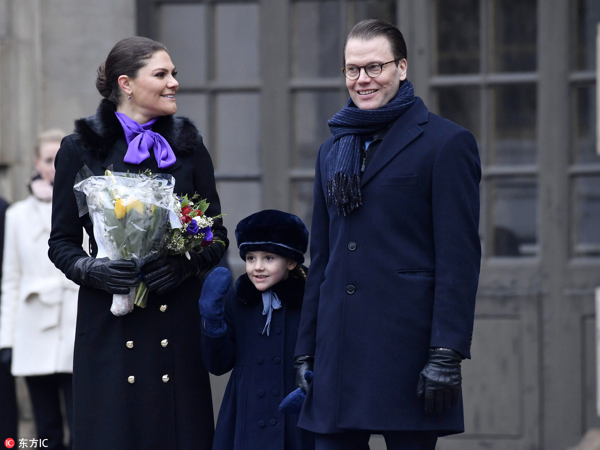 瑞典王室出席冠名仪式 埃斯特拉小公主当众撒娇萌翻了
