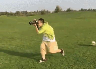 爆笑gif!女友说是一个人旅游,为什么这照片里面有两人?