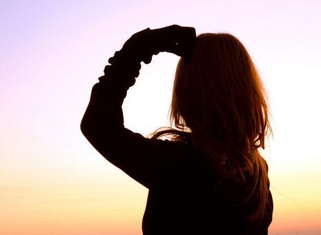 每天都单独和女同事一起吃饭,一起下班,心里有不好的预感