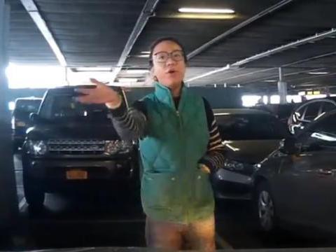 “人肉”占位，亚裔母女彪悍挡车只为一个停车位！