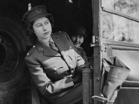 英国女王鲜为人知的一面:身着戎装、英姿飒爽,还是卡车司机修理工