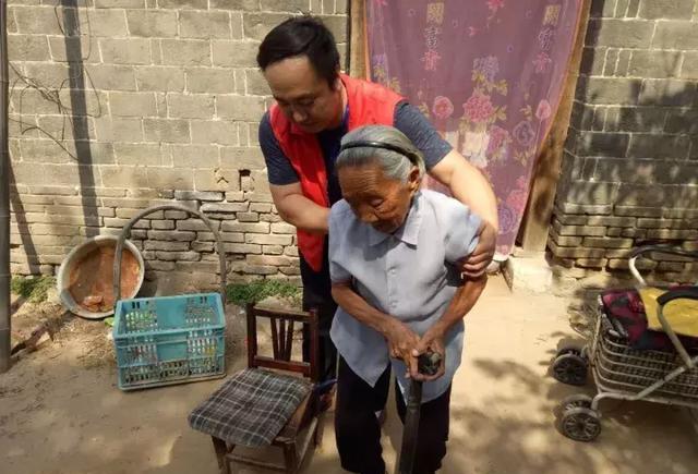 协会周年迎国庆 慰问孤寡中秋情